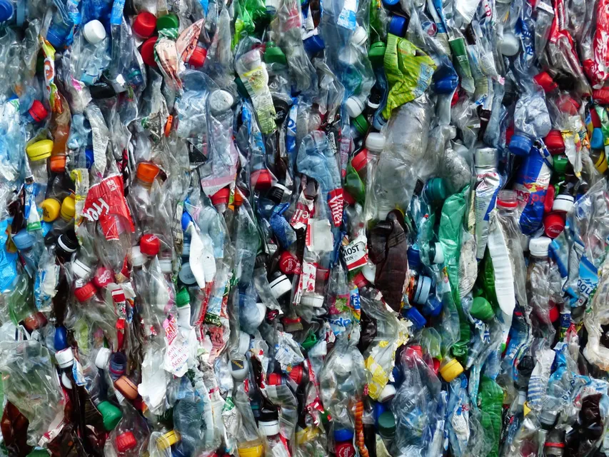 Cada plástico, cartón, papel, vidrio  metal representa una decisión estratégica: convertirse en materia prima para un nuevo ciclo productivo o sumarse a la presión creciente sobre los rellenos sanitarios de Colombia.